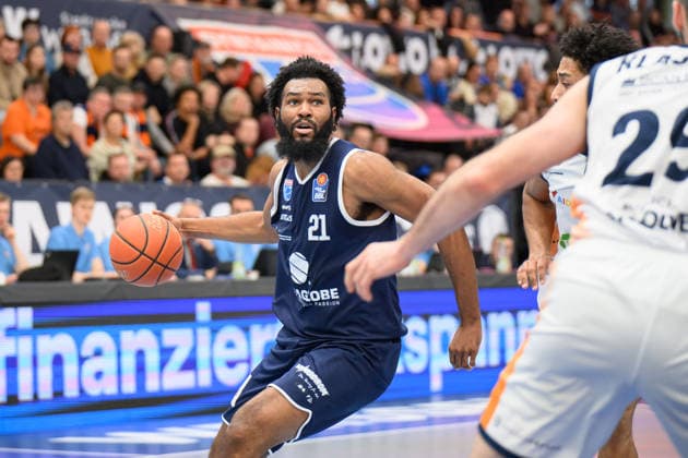 RJ Gunn (MBC, 21), D Shawn Schwartz (Rostock, 5), Owen Klassen (Rostock, 29), Syntainics MBC vs. Rostock Seawolves, Basketball, 1. Bundesliga, Maenner, 20. Spieltag Hauptrunde, Saison 2025 26, 15.02.2026. Weißenfels Stadthalle Sachsen-Anhalt Deutschland
