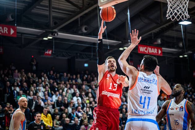 easycredit BBL Basketball Bundesliga 2025 2026 20. Spieltag 15.02.2026 Science City Jena vs FC Bayern München Basketball v.li. Andreas Obst (Bayern) mit dem Korbleger gegen Alexander Herrera (Jena) Sparkassen Arena