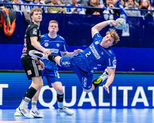 v.l. Christopher Bissel (HC Erlangen, 21), Lukas Hutecek (TBV Lemgo Lippe, 02) GER, TBV Lemgo Lippe vs. HC Erlangen, Handball, 1. Bundesliga, 21. Spieltag, Spielzeit 2025 2026, 15.02.2026 GER, TBV Lemgo Lippe vs. HC Erlangen, Handball, 1. Bundesliga, 21. Spieltag, Spielzeit 2025 2026, 15.02.2026 Lemgo Copyright: xEibner-Pressefoto JanxRollingerx EP_JSK