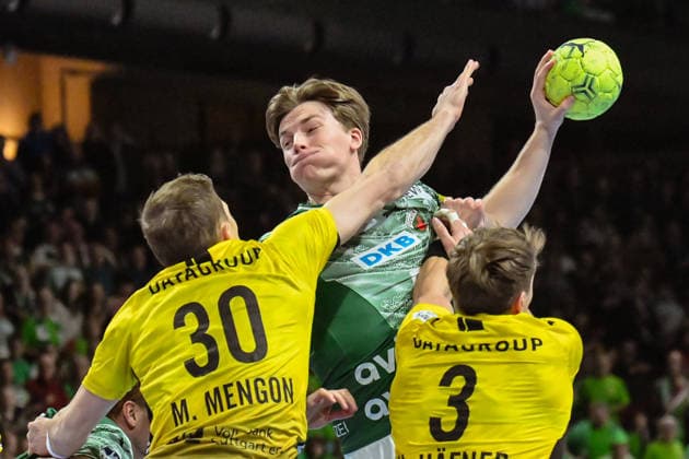 15.02.2026, xlakx, Handball Daikin HBL, Fuechse Berlin - TVB Stuttgart v.l. Mengon, Nils Lichtlein (Fuechse Berlin), Max Haefner (TVB Stuttgart) setzt zum Sprungwurf an Berlin