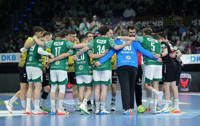 Begrüßung der Mannschaften vor Spielbeginn, BerlinerMannschaftskreis vor Spielbeginn einschwören Ritual Handball HBL Bundesliga Herren 21. Spieltag Saison 2025 2026 15.02.2026 Füchse Berlin vs TBV 1898 Stuttgart