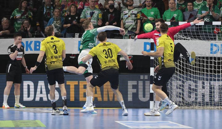 Lasse Andersson am Ball, Torwart Miljan Vujovic Zweikampf Spielszene Aktion Handball HBL Bundesliga Herren 21. Spieltag Saison 2025 2026 15.02.2026 Füchse Berlin vs TBV 1898 Stuttgart