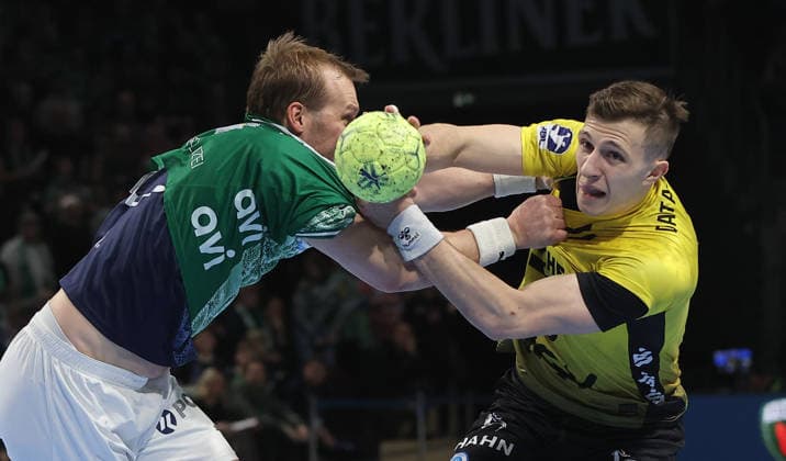 Max Darj, Simone Mengon am Ball Zweikampf Spielszene Aktion Handball HBL Bundesliga Herren 21. Spieltag Saison 2025 2026 15.02.2026 Füchse Berlin vs TBV 1898 Stuttgart