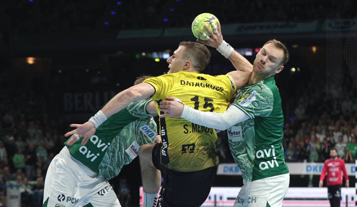 Max Darj, Simone Mengon am Ball, Mathias Gidsel Zweikampf Spielszene Aktion Handball HBL Bundesliga Herren 21. Spieltag Saison 2025 2026 15.02.2026 Füchse Berlin vs TBV 1898 Stuttgart