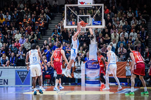 easycredit BBL Basketball Bundesliga 2025 2026 20. Spieltag 15.02.2026 Science City Jena vs FC Bayern München Basketball Mitte Alexander Herrera (Jena) mit dem Dunking Sparkassen Arena