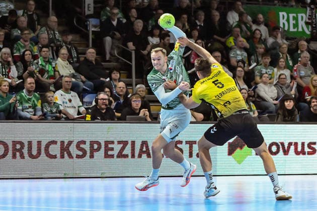 15.02.2026, xlakx, Handball Daikin HBL, Fuechse Berlin - TVB Stuttgart v.l. Mathias Gidsel (Fuechse Berlin), Antonio Serradilla (TVB Stuttgart) Zweikampf, Duell, Kampf, tackle Berlin
