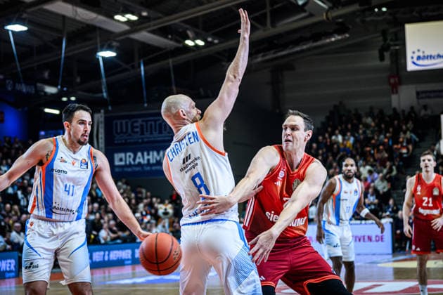 easycredit BBL Basketball Bundesliga 2025 2026 20. Spieltag 15.02.2026 Science City Jena vs FC Bayern München Basketball v.re. Johannes Voigtmann (Bayern) am Ball gegen Robin Christen (Jena) Sparkassen Arena