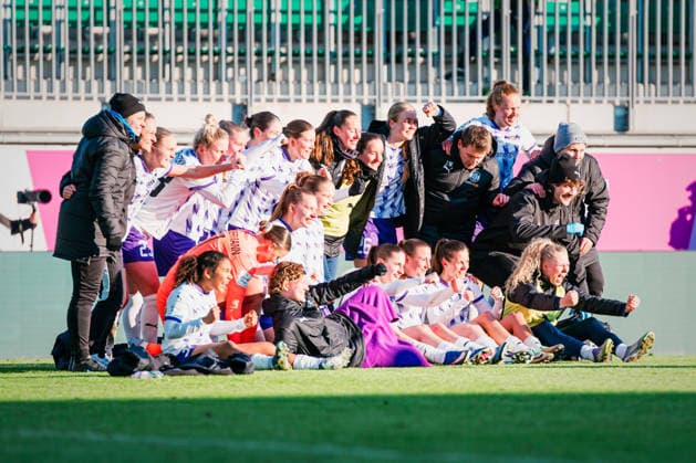 Google Pixel Frauen-Bundesliga: VfL Wolfsburg vs. SGS Essen, 15.02.2026 SGS Essen jubelt zu dem 1:1 gegen den VfL Wolfsburg; Fußball, Google Pixel Frauen-Bundesliga, 14. Spieltag: VfL Wolfsburg vs. SGS Essen am 15.02.2026 im AOK Stadion, Wolfsburg DFB REGULATIONS PROHIBIT ANY USE OF PHOTOGRAPHS AS IMAGE SEQUENCES AND OR QUASI-VIDEO. Copyright: xBEAUTIFULxSPORTS Tonhäuserx