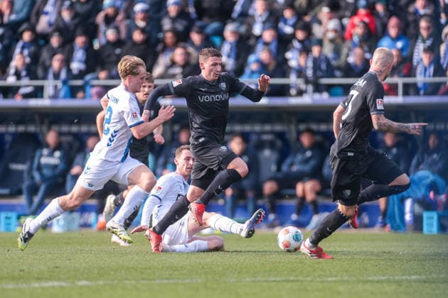 15.02.2026, Fussball, Saison 2025 2026, 2. Bundesliga, 22. Spieltag, VfL Bochum 1848 - SC Paderborn 07, v. l. Mattes Hansen (SC Paderborn 07), Tjark Scheller (SC Paderborn 07), Cajetan Lenz VfL Bochum 1848), Bochum Vonovia Ruhrstadion NRW Deutschland xRHR-FOTO DEx