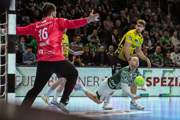 15.02.2026, xlakx, Handball Daikin HBL, Fuechse Berlin - TVB Stuttgart v.l. Miljan Vujovic (TVB Stuttgart), Mathias Gidsel (Fuechse Berlin) wirft Tor Berlin