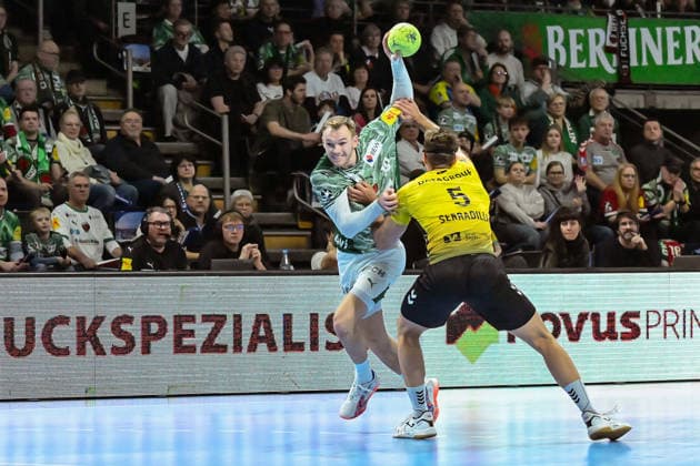 15.02.2026, xlakx, Handball Daikin HBL, Fuechse Berlin - TVB Stuttgart v.l. Mathias Gidsel (Fuechse Berlin), Antonio Serradilla (TVB Stuttgart) Zweikampf, Duell, Kampf, tackle Berlin