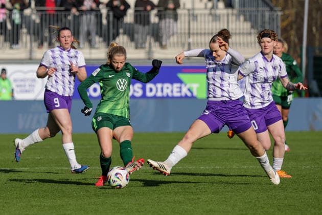 15.02.2026, xgrfx, Fussball Google Pixel Frauen-Bundesliga, VfL Wolfsburg - SGS Essen v.l. Justine Kielland (VfL Wolfsburg), Paulina Platner (SGS Essen) (DFL DFB REGULATIONS PROHIBIT ANY USE OF PHOTOGRAPHS as IMAGE SEQUENCES and or QUASI-VIDEO) Wolfsburg