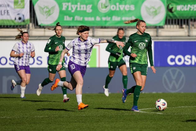 15.02.2026, xgrfx, Fussball Google Pixel Frauen-Bundesliga, VfL Wolfsburg - SGS Essen v.l. Natasha Kowalski (SGS Essen), Ella Peddemors (VfL Wolfsburg) (DFL DFB REGULATIONS PROHIBIT ANY USE OF PHOTOGRAPHS as IMAGE SEQUENCES and or QUASI-VIDEO) Wolfsburg