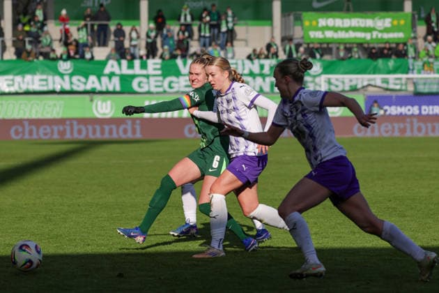 15.02.2026, xgrfx, Fussball Google Pixel Frauen-Bundesliga, VfL Wolfsburg - SGS Essen v.l. Janina Minge (VfL Wolfsburg), Lany Bäcker (SGS Essen) (DFL DFB REGULATIONS PROHIBIT ANY USE OF PHOTOGRAPHS as IMAGE SEQUENCES and or QUASI-VIDEO) Wolfsburg