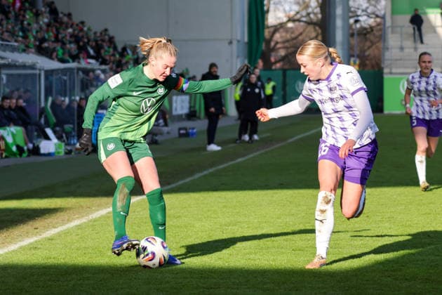 15.02.2026, xgrfx, Fussball Google Pixel Frauen-Bundesliga, VfL Wolfsburg - SGS Essen v.l. Janina Minge (VfL Wolfsburg), Lany Bäcker (SGS Essen) (DFL DFB REGULATIONS PROHIBIT ANY USE OF PHOTOGRAPHS as IMAGE SEQUENCES and or QUASI-VIDEO) Wolfsburg