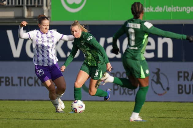 15.02.2026, xgrfx, Fussball Google Pixel Frauen-Bundesliga, VfL Wolfsburg - SGS Essen v.l. Paulina Platner (SGS Essen), Ella Peddemors (VfL Wolfsburg) (DFL DFB REGULATIONS PROHIBIT ANY USE OF PHOTOGRAPHS as IMAGE SEQUENCES and or QUASI-VIDEO) Wolfsburg