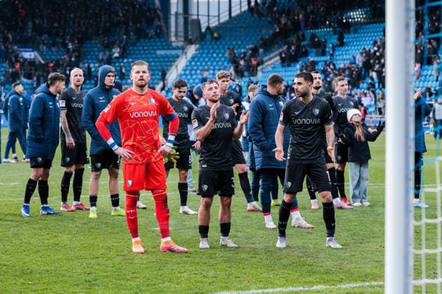15.02.2026, Fussball, Saison 2025 2026, 2. Bundesliga, 22. Spieltag, VfL Bochum 1848 - SC Paderborn 07, v. l. Torwart Timo Horn (VfL Bochum 1848), Maximilian Wittek (VfL Bochum 1848), Gerrit Holtmann (VfL Bochum 1848) und ihre Mitspieler bedanken sich bei den Fans für die Unterstützung, Bochum Vonovia Ruhrstadion NRW Deutschland xRHR-FOTO DEx