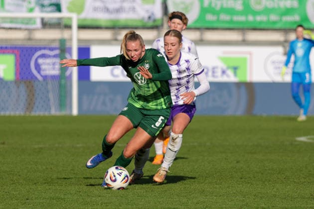 15.02.2026, xgrfx, Fussball Google Pixel Frauen-Bundesliga, VfL Wolfsburg - SGS Essen v.l. Ella Peddemors (VfL Wolfsburg), Lany Bäcker (SGS Essen) (DFL DFB REGULATIONS PROHIBIT ANY USE OF PHOTOGRAPHS as IMAGE SEQUENCES and or QUASI-VIDEO) Wolfsburg