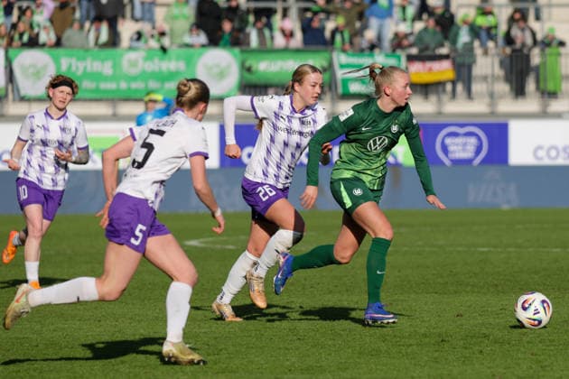 15.02.2026, xgrfx, Fussball Google Pixel Frauen-Bundesliga, VfL Wolfsburg - SGS Essen v.l. Lany Bäcker (SGS Essen) Ella Peddemors (VfL Wolfsburg) (DFL DFB REGULATIONS PROHIBIT ANY USE OF PHOTOGRAPHS as IMAGE SEQUENCES and or QUASI-VIDEO) Wolfsburg