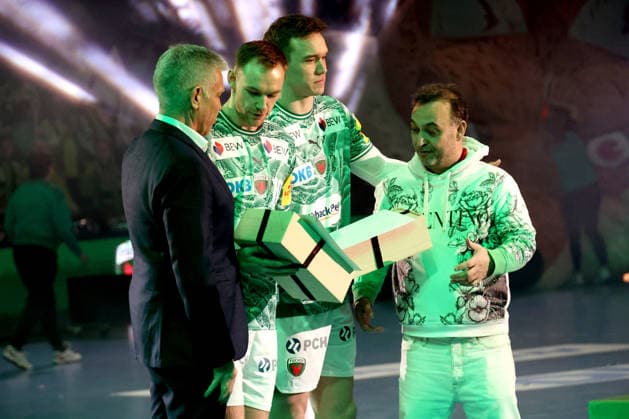 DEU, DHB, 1.HBL, Fuechse Berlin vs. TVB Stuttgart, 15.02.2026, Max-Schmeling-Halle, Berlin, DEU, DHB, 1.HBL, Fuechse Berlin vs. TVB Stuttgart, im Bild Mathias Gidsel (Fuechse Berlin 19), Lasse Andersson (Fuechse Berlin 11), Manager Bob Hanning (Fuechse Berlin), Praesident Frank Steffel (Fuechse Berlin)