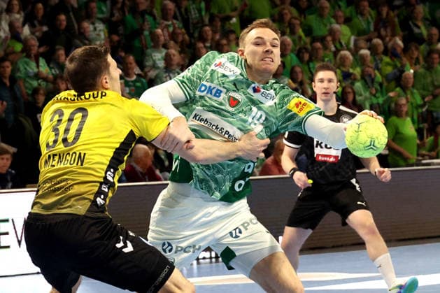 DEU, DHB, 1.HBL, Fuechse Berlin vs. TVB Stuttgart, 15.02.2026, Max-Schmeling-Halle, Berlin, DEU, DHB, 1.HBL, Fuechse Berlin vs. TVB Stuttgart, im Bild Mathias Gidsel (Fuechse Berlin 19), Samir Bellahcene (Stuttgart 30)