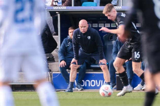 15.02.2026, Fussball, Saison 2025 2026, 2. Bundesliga, 22. Spieltag, VfL Bochum 1848 - SC Paderborn 07, Trainer Uwe Rösler (VfL Bochum 1848) beobachtet das Spiel, Bochum Vonovia Ruhrstadion NRW Deutschland xRHR-FOTO DEx