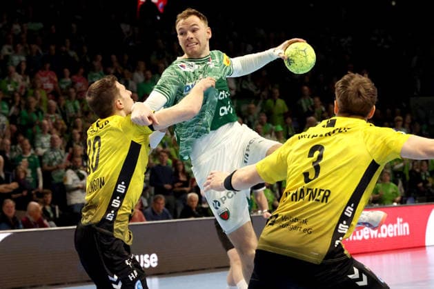 DEU, DHB, 1.HBL, Fuechse Berlin vs. TVB Stuttgart, 15.02.2026, Max-Schmeling-Halle, Berlin, DEU, DHB, 1.HBL, Fuechse Berlin vs. TVB Stuttgart, im Bild Mathias Gidsel (Fuechse Berlin 19), Samir Bellahcene (Stuttgart 30), Max Haefner (Stuttgart 3)