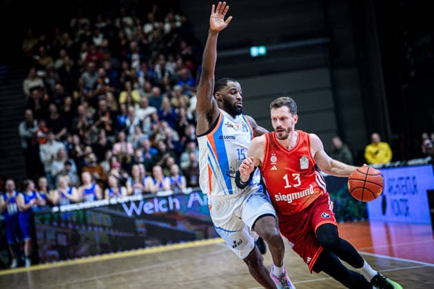 easycredit BBL Basketball Bundesliga 2025 2026 20. Spieltag 15.02.2026 Science City Jena vs FC Bayern München Basketball v.re. im Duell Andreas Obst (Bayern) gegen Naz Bohannon (Jena) Sparkassen Arena