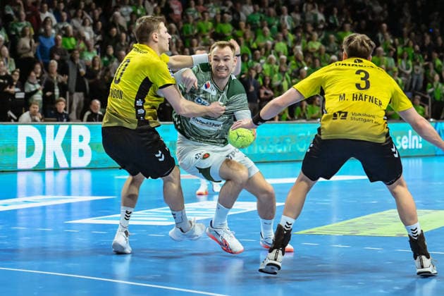 15.02.2026, xlakx, Handball Daikin HBL, Fuechse Berlin - TVB Stuttgart v.l. Ivan Snajder (TVB Stuttgart), Mathias Gidsel (Fuechse Berlin), Max Haefner (TVB Stuttgart) Zweikampf, Duell, Kampf, tackle Berlin