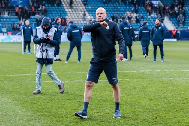 15.02.2026, Fussball, Saison 2025 2026, 2. Bundesliga, 22. Spieltag, VfL Bochum 1848 - SC Paderborn 07, Trainer Uwe Rösler (VfL Bochum 1848) klopft sich mit der Faust auf die Brust, Bochum Vonovia Ruhrstadion NRW Deutschland xRHR-FOTO DEx