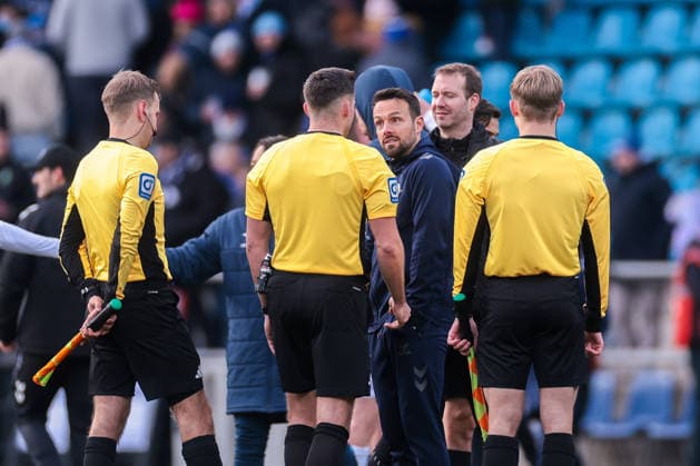 15.02.2026, Fussball, Saison 2025 2026, 2. Bundesliga, 22. Spieltag, VfL Bochum 1848 - SC Paderborn 07, Trainer Ralf Kettemann (SC Paderborn 07) diskutiert auch nach Abpfiff mit den Schiedsrichtern, Bochum Vonovia Ruhrstadion NRW Deutschland xRHR-FOTO DEx