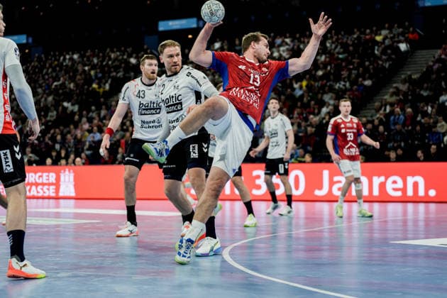 Deutschland: Handball-Bundesliga, DAIKIN HBL 2025 26, 21. Spieltag Handball Verein Hamburg vs Flensburg-Handewitt Barclays Arena (Hamburg): Niklas Weller (HSV Hamburg, 13), Simon Pytlick (SG Flensburg-Handewitt, 2), Blaz Blagotinsek (SG Flensburg-Handewitt, 43), Moritz Sauter (HSV Hamburg, 33) Copyright: xStefanxTrochax