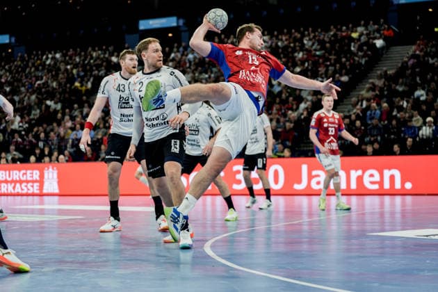 Deutschland: Handball-Bundesliga, DAIKIN HBL 2025 26, 21. Spieltag Handball Verein Hamburg vs Flensburg-Handewitt Barclays Arena (Hamburg): Niklas Weller (HSV Hamburg, 13), Simon Pytlick (SG Flensburg-Handewitt, 2), Blaz Blagotinsek (SG Flensburg-Handewitt, 43), Moritz Sauter (HSV Hamburg, 33) Copyright: xStefanxTrochax