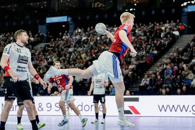 Deutschland: Handball-Bundesliga, DAIKIN HBL 2025 26, 21. Spieltag Handball Verein Hamburg vs Flensburg-Handewitt Barclays Arena (Hamburg): Frederik Bo Andersen (HSV Hamburg, 21), Blaz Blagotinsek (SG Flensburg-Handewitt, 43), Niklas Weller (HSV Hamburg, 13) Copyright: xStefanxTrochax