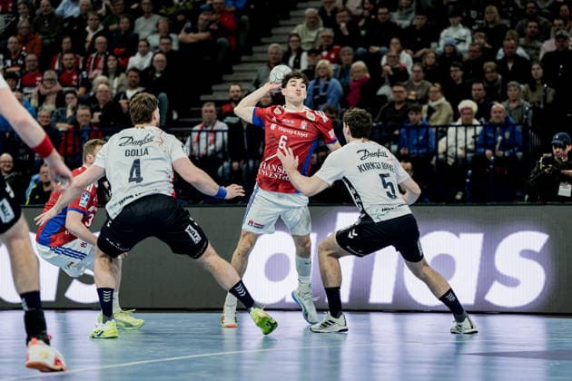 Deutschland: Handball-Bundesliga, DAIKIN HBL 2025 26, 21. Spieltag Handball Verein Hamburg vs Flensburg-Handewitt Barclays Arena (Hamburg): Elias Kofler (HSV Hamburg, 6), Niclas Kirkelökke (SG Flensburg-Handewitt, 5), Johannes Golla (SG Flensburg-Handewitt, 4), Moritz Sauter (HSV Hamburg, 33) Copyright: xStefanxTrochax