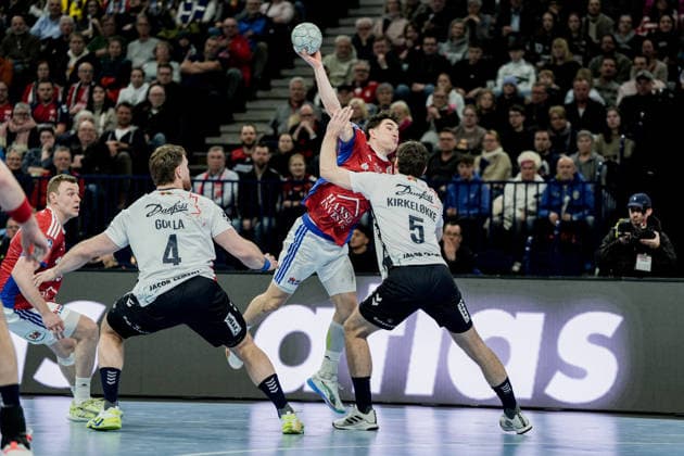 Deutschland: Handball-Bundesliga, DAIKIN HBL 2025 26, 21. Spieltag Handball Verein Hamburg vs Flensburg-Handewitt Barclays Arena (Hamburg): Elias Kofler (HSV Hamburg, 6), Niclas Kirkelökke (SG Flensburg-Handewitt, 5), Johannes Golla (SG Flensburg-Handewitt, 4), Moritz Sauter (HSV Hamburg, 33) Copyright: xStefanxTrochax