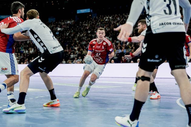 Deutschland: Handball-Bundesliga, DAIKIN HBL 2025 26, 21. Spieltag Handball Verein Hamburg vs Flensburg-Handewitt Barclays Arena (Hamburg): Moritz Sauter (HSV Hamburg, 33), Emil Jakobsen (SG Flensburg-Handewitt, 31), Blaz Blagotinsek (SG Flensburg-Handewitt, 43) Copyright: xStefanxTrochax