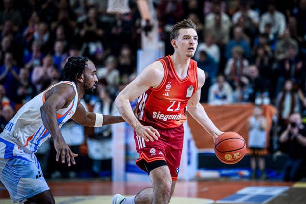easycredit BBL Basketball Bundesliga 2025 2026 20. Spieltag 15.02.2026 Science City Jena vs FC Bayern München Basketball v.re. Justus Hollatz (Bayern) am Ball gegen Keith Braxtton (Jena) Sparkassen Arena