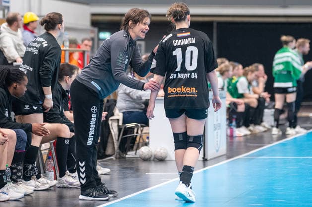 Sybille Gruner (TSV Bayer 04 Leverkusen, Trainerin) im Gespraech mit Sophia Cormann (TSV Bayer 04 Leverkusen, 10). TSV Bayer 04 Leverkusen vs. SG 09 Kirchhof, Handball, ALSCO Handballbundesliga Frauen, 18. Spieltag, Saison 2025 2026, 15.02.2026 TSV Bayer 04 Leverkusen vs. SG 09 Kirchhof, Handball, ALSCO Handballbundesliga Frauen, 18. Spieltag, Saison 2025 2026, 15.02.2026 Leverkusen Copyright: xEibner-Pressefoto ThomasxHaeslerx EP_THR