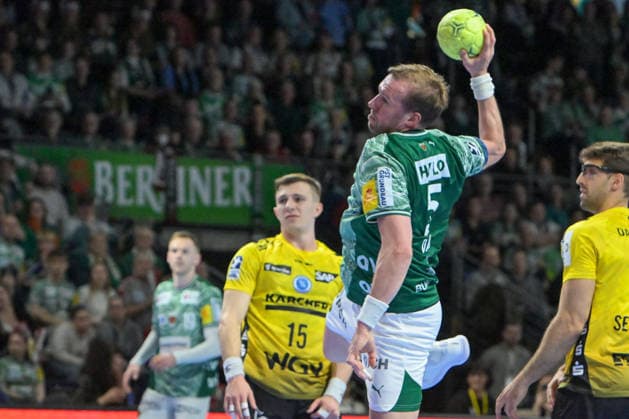 15.02.2026, xlakx, Handball Daikin HBL, Fuechse Berlin - TVB Stuttgart v.l. Max Darj (Fuechse Berlin) setzt zum Sprungwurf an Berlin