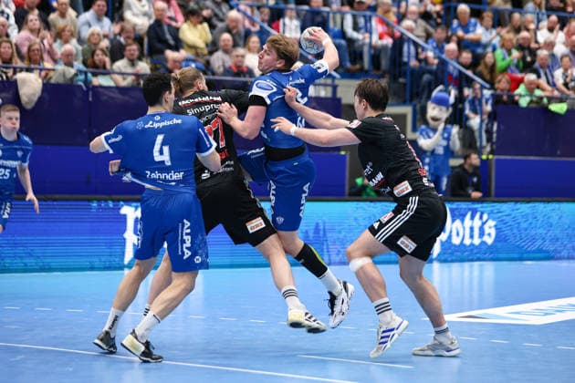 15.02.2026, xKWIx, Handball, DAIKIN HBL, TBV Lemgo Lippe - HC Erlangen, PHOENIX CONTACT arena: Lukas Hutecek (TBV Lemgo Lippe 2) im Zweikampf gegen Maciej Gebala (HC Erlangen 77) und Florian Scheerer (HC Erlangen 10) mit Samuel Zehnder (TBV Lemgo Lippe 4)Photo: xKamilxWilkowskixPressefotoKochx NRW Deutschland