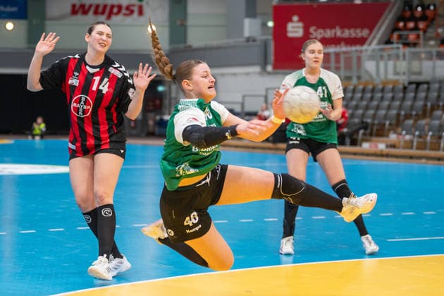 Vanessa Ulrich (SG 09 Kirchhof, 48) hat sich gegen Henriette Clauberg (TSV Bayer 04 Leverkusen, 14) durchgesetzt. TSV Bayer 04 Leverkusen vs. SG 09 Kirchhof, Handball, ALSCO Handballbundesliga Frauen, 18. Spieltag, Saison 2025 2026, 15.02.2026 TSV Bayer 04 Leverkusen vs. SG 09 Kirchhof, Handball, ALSCO Handballbundesliga Frauen, 18. Spieltag, Saison 2025 2026, 15.02.2026 Leverkusen Copyright: xEibner-Pressefoto ThomasxHaeslerx EP_THR