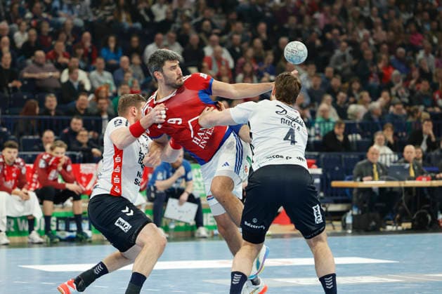Handball 1. Handball-Bundesliga, DAIKIN HBL 2025 2026 - Handball Verein Hamburg (HSVH) vs. SG Flensburg-Handewitt Jacob Arenth Lassen (Hamburg) wird von Blaz Blagotinsek (Flensburg) und Johannes Golla (Flensburg) in die Zange genommen . Barclays Arena Hamburg Hamburg Foto: Frank Schoof