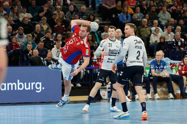 Handball 1. Handball-Bundesliga, DAIKIN HBL 2025 2026 - Handball Verein Hamburg (HSVH) vs. SG Flensburg-Handewitt Niklas Weller (Hamburg) wirft aufs Tor, Emil Jakobsen (Flensburg) und Simon Pytlick (Flensburg) schauen zu . Barclays Arena Hamburg Hamburg Foto: Frank Schoof