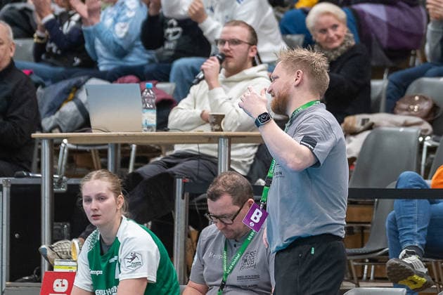 Christian Denk (SG 09 Kirchhof, Trainer) ist mit dem Spiel seiner Mannschaft nicht zufrieden. TSV Bayer 04 Leverkusen vs. SG 09 Kirchhof, Handball, ALSCO Handballbundesliga Frauen, 18. Spieltag, Saison 2025 2026, 15.02.2026 TSV Bayer 04 Leverkusen vs. SG 09 Kirchhof, Handball, ALSCO Handballbundesliga Frauen, 18. Spieltag, Saison 2025 2026, 15.02.2026 Leverkusen Copyright: xEibner-Pressefoto ThomasxHaeslerx EP_THR
