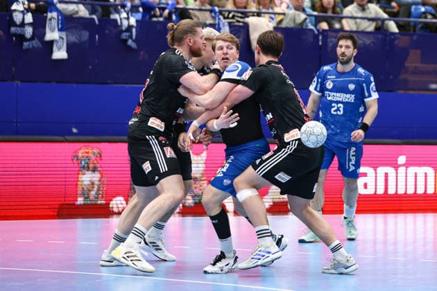 15.02.2026, xKWIx, Handball, DAIKIN HBL, TBV Lemgo Lippe - HC Erlangen, PHOENIX CONTACT arena: Lukas Hutecek (TBV Lemgo Lippe 2) im Zweikampf gegen Florian Scheerer (HC Erlangen 10) und Maciej Gebala (HC Erlangen 77)Photo: xKamilxWilkowskixPressefotoKochx NRW Deutschland