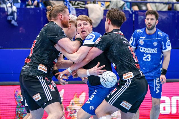 15.02.2026, xKWIx, Handball, DAIKIN HBL, TBV Lemgo Lippe - HC Erlangen, PHOENIX CONTACT arena: Lukas Hutecek (TBV Lemgo Lippe 2) im Zweikampf gegen Florian Scheerer (HC Erlangen 10) und Maciej Gebala (HC Erlangen 77)Photo: xKamilxWilkowskixPressefotoKochx NRW Deutschland
