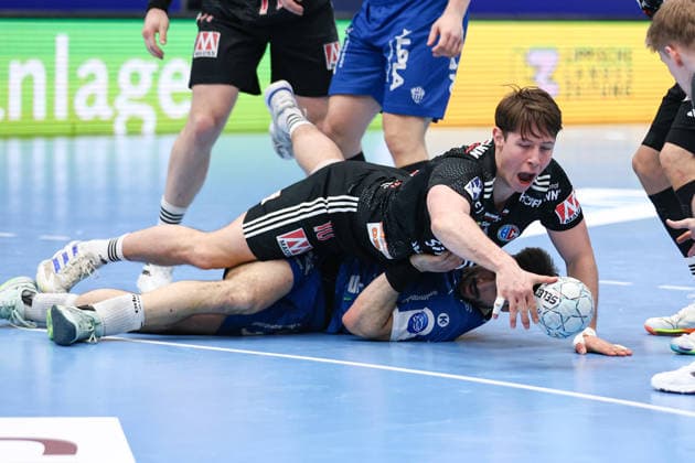 15.02.2026, xKWIx, Handball, DAIKIN HBL, TBV Lemgo Lippe - HC Erlangen, PHOENIX CONTACT arena: Yannik Bialowas (HC Erlangen 7) im Zweikampf auf Tim Suton (TBV Lemgo Lippe 23) liegend Photo: xKamilxWilkowskixPressefotoKochx NRW Deutschland