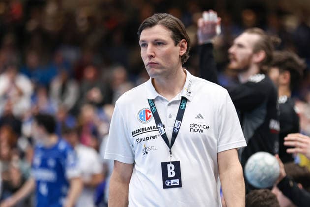 15.02.2026, xKWIx, Handball, DAIKIN HBL, TBV Lemgo Lippe - HC Erlangen, PHOENIX CONTACT arena: Johannes Sellin (HC Erlangen Cheftrainer) guckt böse Photo: xKamilxWilkowskixPressefotoKochx NRW Deutschland
