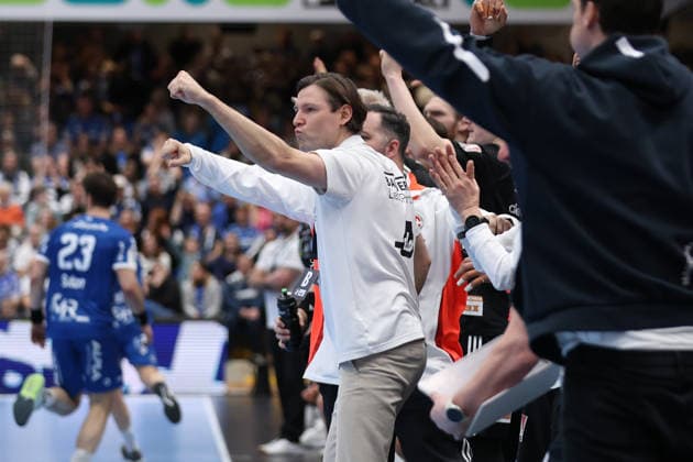 15.02.2026, xKWIx, Handball, DAIKIN HBL, TBV Lemgo Lippe - HC Erlangen, PHOENIX CONTACT arena: Johannes Sellin (HC Erlangen Cheftrainer) jubelt mit der Bank Photo: xKamilxWilkowskixPressefotoKochx NRW Deutschland